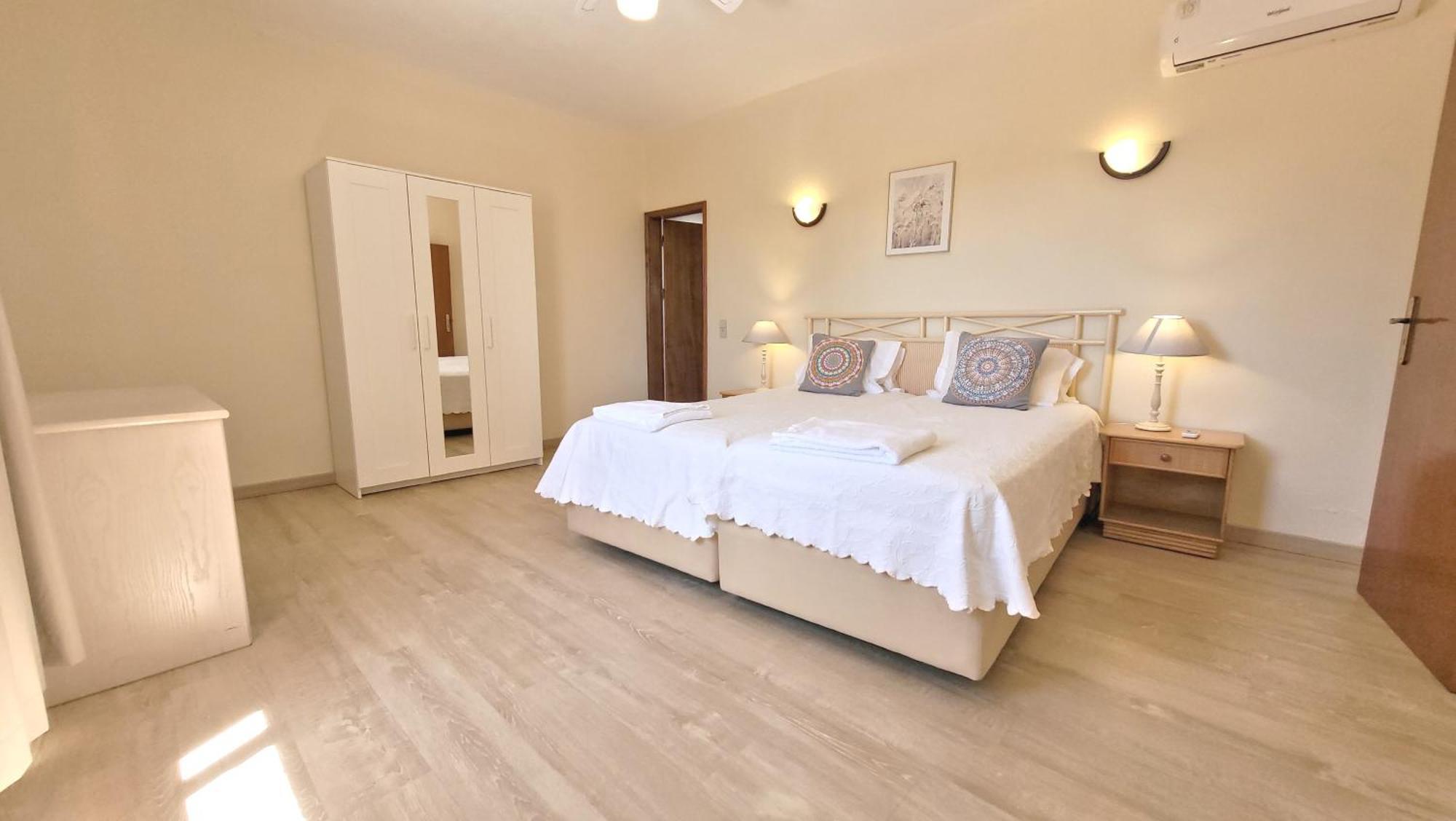 Walking Distance To The Centre - Snooker Table - Private Pool - 5 Bedrooms Quarteira Kültér fotó